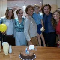 José Loreto ganha festa de aniversário surpresa do elenco de 'Flor do Caribe'