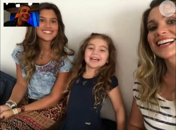 Flávia Alessandra, Giulia e Olivia, cantaram parabéns para Otaviano Costa e levaram o apresentador às lágrimas durante o 'Vídeo Show'