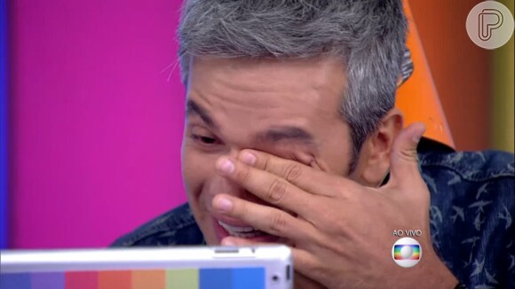 Emocionado com o parabéns de Flávia Alessandra, da filha e da enteada, Otaviano Costa chorou ao vivo durante o 'Vídeo Show'