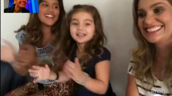 Flávia Alessandra e as filhas dão parabéns para Otaviano Costa no 'Vídeo Show'