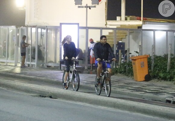 Com o cenário carioca ao fundo, Ronaldo curtiu o início da noite andando de bicicleta ao lado da namorada, Celina Locks