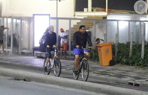 Mesmo com a temperatura baixa no Rio, Ronaldo espantou o frio e pedalou com a namorada, Celina Locks, na orla de Ipanema
