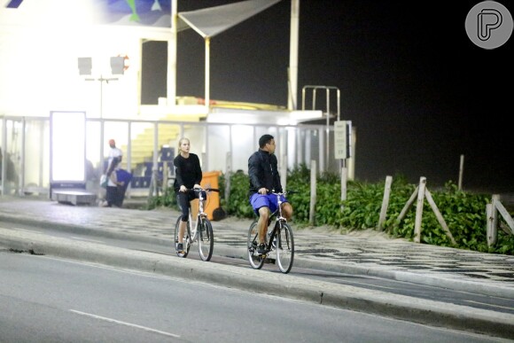 Ronaldo anda de bicicleta com a namorada, Celina Locks, em orla de praia do Rio de Janeiro