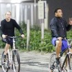 Ronaldo anda de bicicleta com a namorada, Celina Locks, em orla de praia do Rio