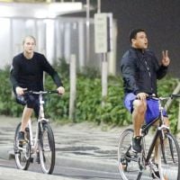 Ronaldo anda de bicicleta com a namorada, Celina Locks, em orla de praia do Rio