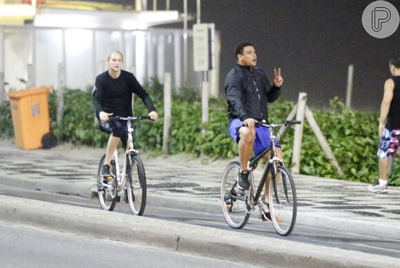 Ronaldo anda de bicicleta com a namorada, Celina Locks, em orla de praia do Rio de Janeiro, nesta quarta-feira, 13 de maio de 2015
