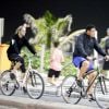 Ronaldo e a namorada, Celina Locks, andaram de bicicleta na orla da praia de Ipanema, no Rio de Janeiro