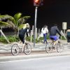 Ronaldo anda de bicicleta com a namorada, Celina Locks, em orla de praia do Rio de Janeiro