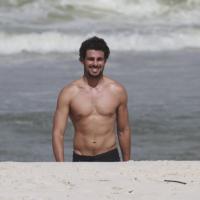 Cauã Reymond corre sem camisa e exibe boa forma em praia do Rio