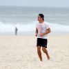 Este ano, Cauã Reymond curtiu o feriado de São Jorge praticando esporte nas praias do Rio de Janeiro