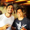 O ator, que também surfa, postou foto com o líder do circuito mundial de surfe Adriano de Souza: 'Sempre na torcida por você! Boa sorte aqui no Rio!'