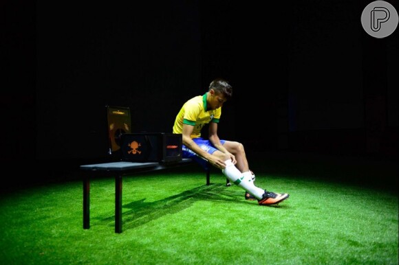Neymar veste as novas chuteiras
