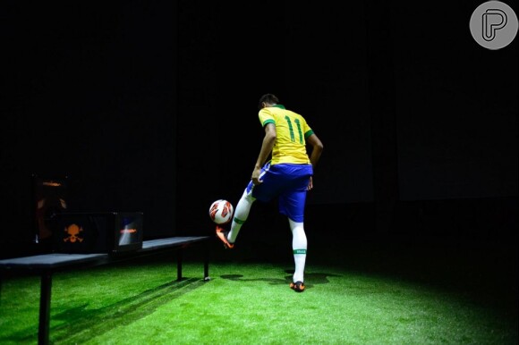 Neymar mostra habilidade com a bola