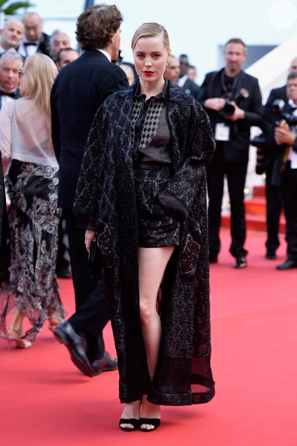 A atriz Melissa George apostou em uma capa preta com brilhos da Schiaparelli Couture no terceiro dia do Festival de Cannes