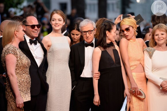 Emma Stone posa ao lado do restante do elenco de 'Irrational Man' e do diretor do filme, Woody Allen no terceiro dia do Festival de Cannes