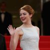 Emma Stone optou por um modelo off white da Dior Couture no terceiro dia do Festival de Cannes