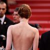 Detalhe das costas de Emma Stone no terceiro dia do Festival de Cannes, nesta sexta-feira, 15 de maio de 2015