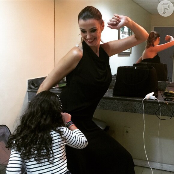 'Meu amor maior!!! Me fez mãe!!! No camarim dançando antes da peça começar!', legendou a atriz na foto do Instagram