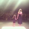 No agradecimento de 10 anos da peça, Mônica levou a filha, Julia, ao palco do teatro