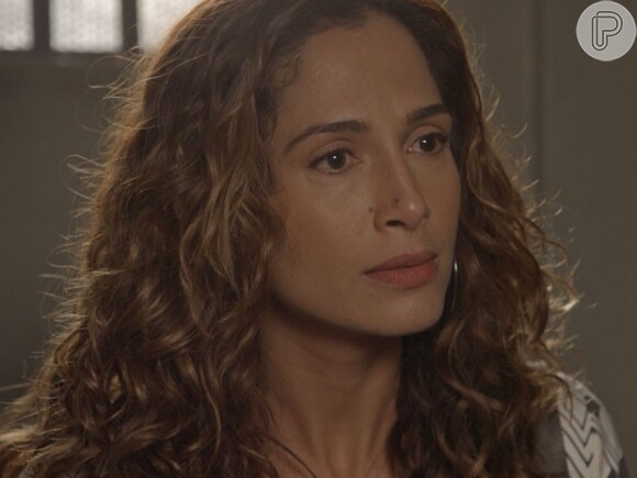 Regina (Camila Pitanga) reolve denunciar Inês (Adriana Esteves) e Beatriz (Gloria Pires) à polícia pelo assassinato de seu pai, na novela 'Babilônia'