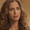Regina (Camila Pitanga) estranha ao saber que o marido de Inês (Adriana Esteves) foi promovido e transferido para Dubai na mesma época da morte de seu pai, na novela 'Babilônia'