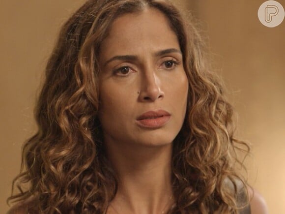 Regina (Camila Pitanga) estranha ao saber que o marido de Inês (Adriana Esteves) foi promovido e transferido para Dubai na mesma época da morte de seu pai, na novela 'Babilônia'
