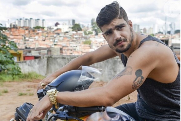 Caio Castro recebeu críticas de alguns moradores de Paraisópolis por sua atuação na trama das sete
