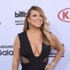 Para tapete vermelho do Billboard Music Awards 2015, Mariah Carey apostou em um vestido preto decotado e que deixava parte de suas pernas à mostra