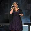 Cantora Kelly Clarkson se apresenta com vestido roxo no Billboard Music Awards 2015