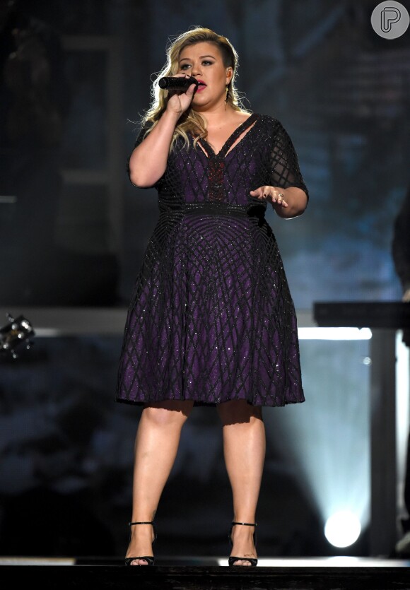 Cantora Kelly Clarkson se apresenta com vestido roxo no Billboard Music Awards 2015