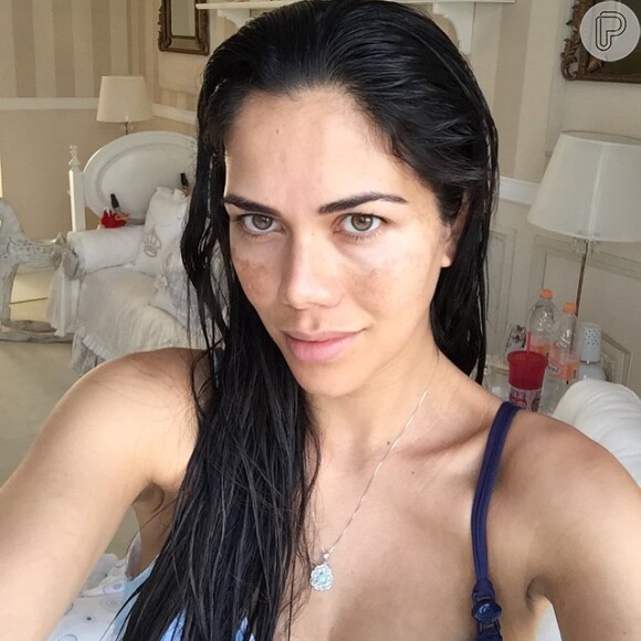 Daniela Albuquerque passa urina da filha de 2 meses no rosto: 'Clareia a pele'