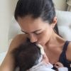 Daniela Albuquerque passa urina da filha de 2 meses no rosto: 'Clareia a pele'
