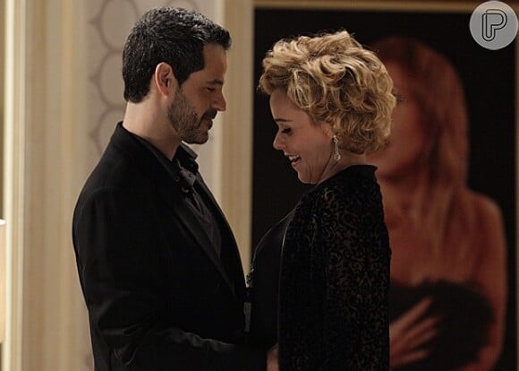 Natan (Bruno Garcia) e Bárbara (Giulia Gam) assumem namoro e fecham parceria no cinema, em 'Sangue Bom', em 31 de maio de 2013