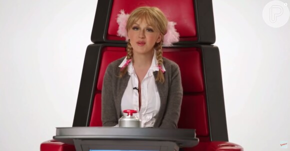 Christina Aguilera fez uma série de imitações para o canal do YouTube do programa 'The Voice'. Em uma das paródias, ela imita a cantora Britney Spears