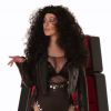 Christina Aguilera usou uma peruca morena e um look decotado para imitar a cantora Cher