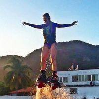 Ex-BBB Aline 'voa' ao praticar esporte sobre água e ganha elogio: 'Maravilhosa'