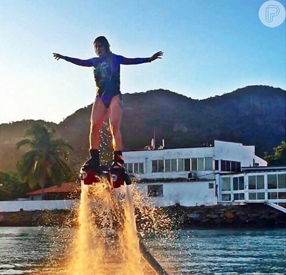 Aline, do 'BBB15', posta foto 'voando' sobre água e fãs elogiam: 'Maravilhosa'