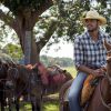 Um dos convidados da temporada do 'Estrelas' no Pantanal, Rodrigo Simas posou vestido de caubói montado em um cavalo
