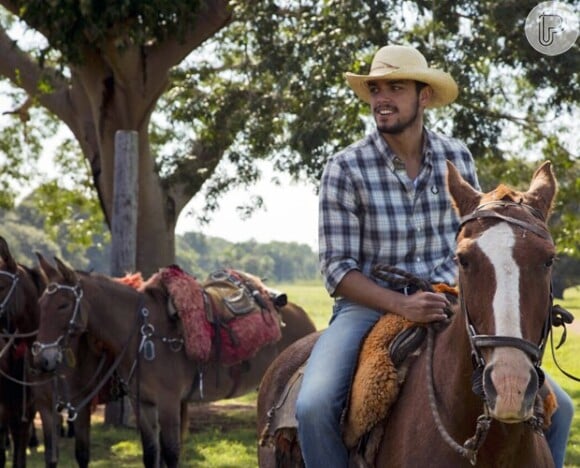 Um dos convidados da temporada do 'Estrelas' no Pantanal, Rodrigo Simas posou vestido de caubói montado em um cavalo