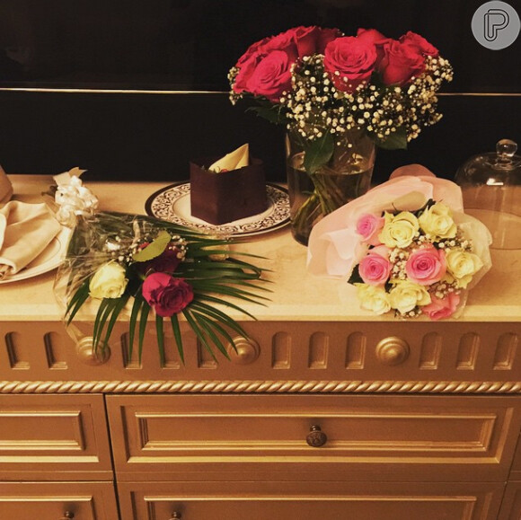 Preta Gil publicou foto com buquês de flores. Ela e Rodrigo Godoy receberam os mimos ao chegar no hotel em Abu Dhabi