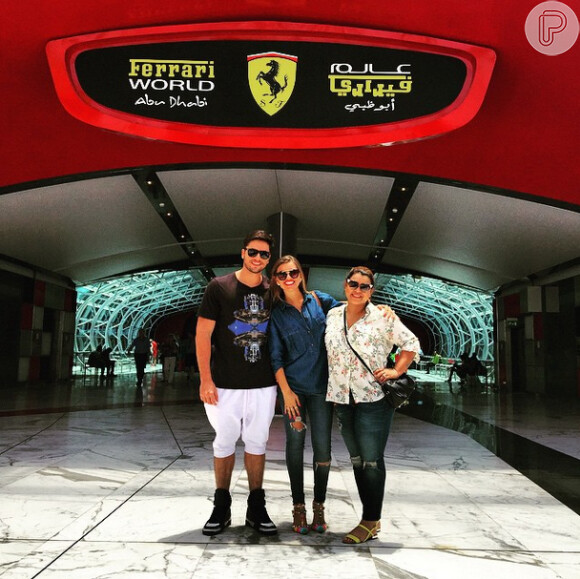 Preta Gil e Rodrigo Godoy posam com a guia em frente ao Parque da Ferrari, em Abu Dhabi