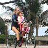Grazi Massafera passeia na praia da Barra da Tijuca, Zona Oeste do Rio, com a filha, Sofia