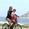 Grazi leva a filha, Sofia, para andar de bicicleta na praia