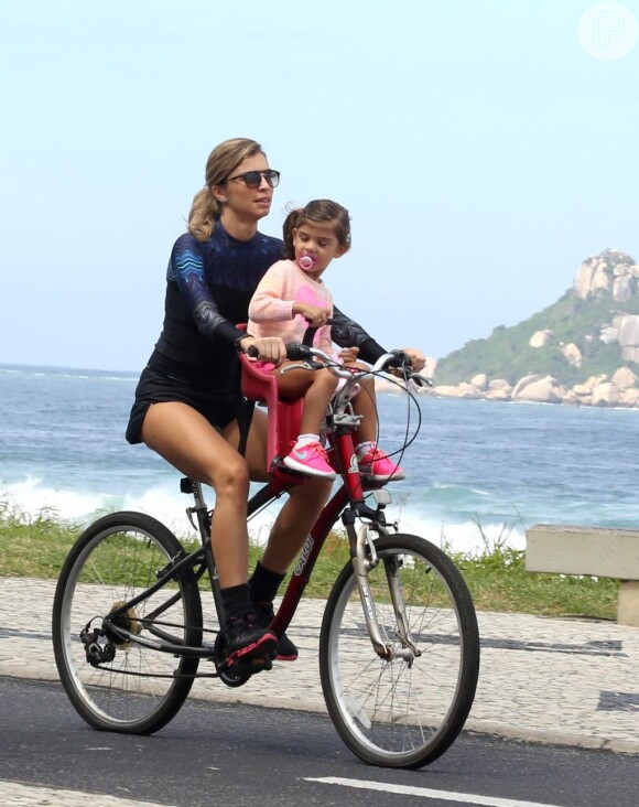 Grazi leva a filha, Sofia, para andar de bicicleta na praia