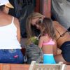 Sofia toma água de coco na praia com a mãe, Grazi Massafera