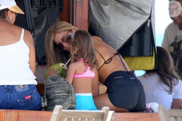 Sofia toma água de coco na praia com a mãe, Grazi Massafera