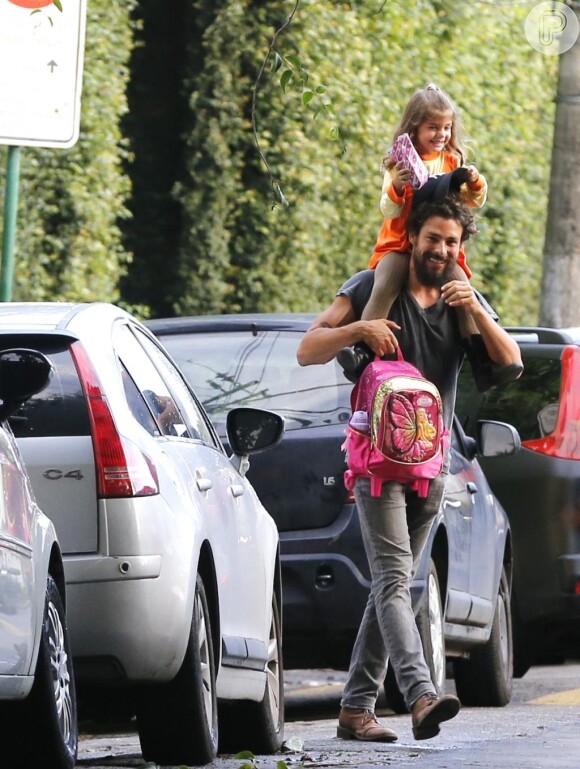 Sofia come pipica no caminho para a escola com o pai, Cauã Reymond