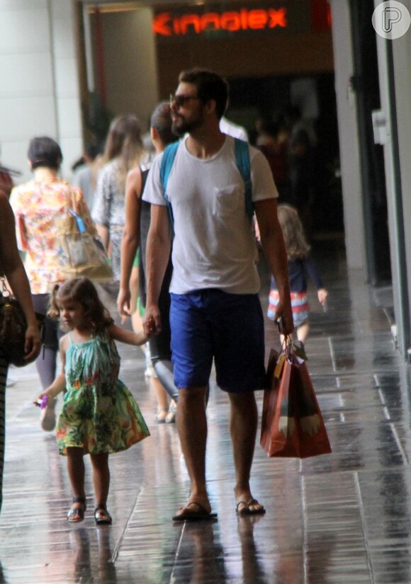 Cauã e Sofia passeiam de mãos dadas e fazem compras no shopping