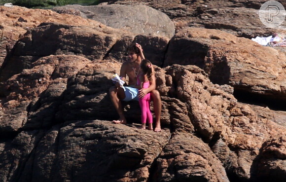 Cauã e Sofia observam paisagem em praia deserta no Rio de Janeiro