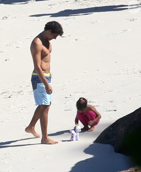 Cauã e Sofia brincam na areia com bichinho de brinquedo